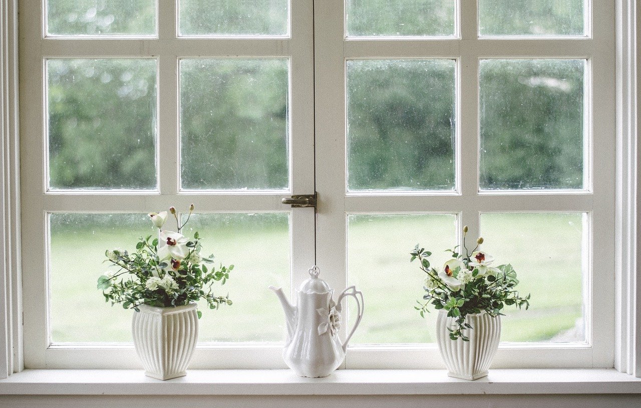 vases devant une fenêtre